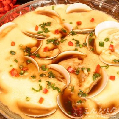 覆上微波薄膜，高火2.5分鐘，取出，倒出花蛤湯汁備用