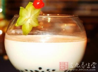 小鍋中加半杯水,燒開後加玫瑰花用最小火煮3分鐘。花變軟有香味了放入紅茶包泡2分鐘 小鍋中加半杯水,燒開後加玫瑰花用最小火煮3分鐘。花變軟有香味了放入紅茶包泡2分鐘