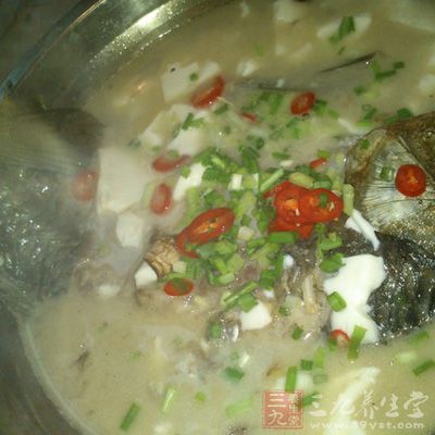 輔料:油適量,鹽適量,胡椒粉適量,香油適量,蔥姜適量,白酒3ml, 蒜苗花適量 輔料:油適量,鹽適量,胡椒粉適量,香油適量,蔥姜適量,白酒3ml, 蒜苗花適量