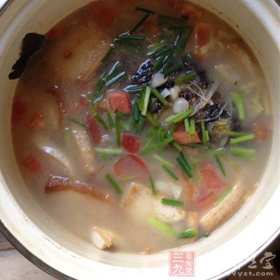 熬制魚湯要用開水大火熬制,這樣魚湯才會奶白鮮美 熬制魚湯要用開水大火熬制,這樣魚湯才會奶白鮮美