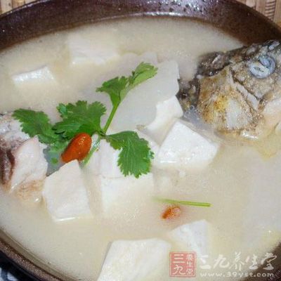 鲫魚一條,收拾干淨,在魚身上兩邊各劃3刀,用少量鹽塗抹均勻,撒上少量料酒 鲫魚一條,收拾干淨,在魚身上兩邊各劃3刀,用少量鹽塗抹均勻,撒上少量料酒