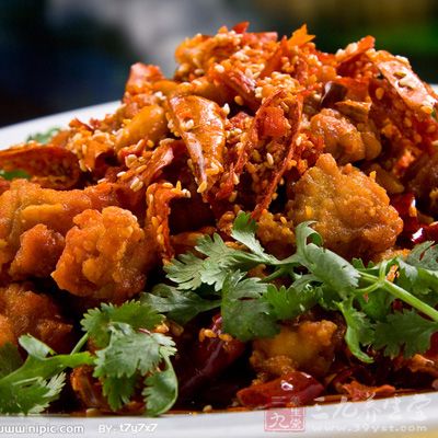 把腌漬好的雞肉放入鍋內煸炒 把腌漬好的雞肉放入鍋內煸炒
