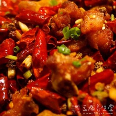 雞肉放進八成熱油,大火半煎半炒到金黃,油不要多。微黃的時候,撈出來,再放進去一次 雞肉放進八成熱油,大火半煎半炒到金黃,油不要多。微黃的時候,撈出來,再放進去一次
