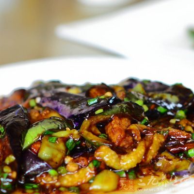 食材：主料茄子1顆，柿子1顆，尖椒1個