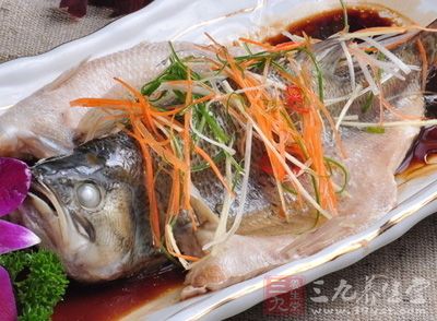 鲈魚血中還有較多的銅元素,銅能維持神經系統的正常的功能並參與數種物質代謝的關鍵酶的功能發揮 鲈魚血中還有較多的銅元素,銅能維持神經系統的正常的功能並參與數種物質代謝的關鍵酶的功能發揮