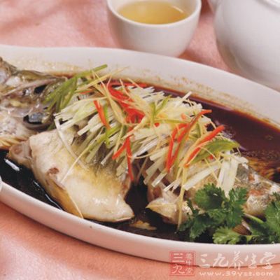 魚取出來,蔥姜扔掉,湯汁澆在魚身上,若是在家吃不換盤子也成 魚取出來,蔥姜扔掉,湯汁澆在魚身上,若是在家吃不換盤子也成
