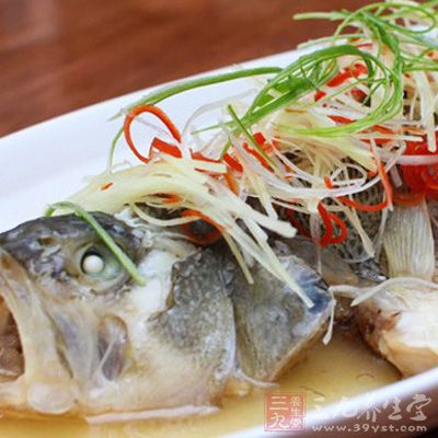 蒸好的魚,去除姜和蒜,並把盤內的湯汁倒掉 蒸好的魚,去除姜和蒜,並把盤內的湯汁倒掉
