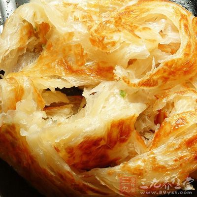 面團上抹油，蓋保鮮膜醒一會