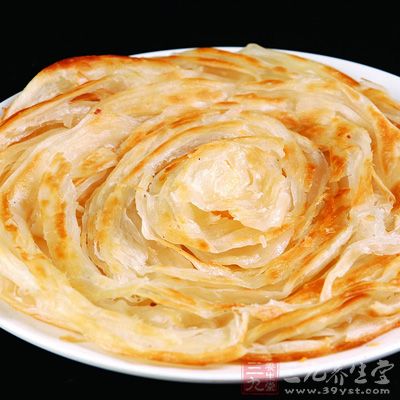 電餅铛上抹油，將餅烙成金黃色