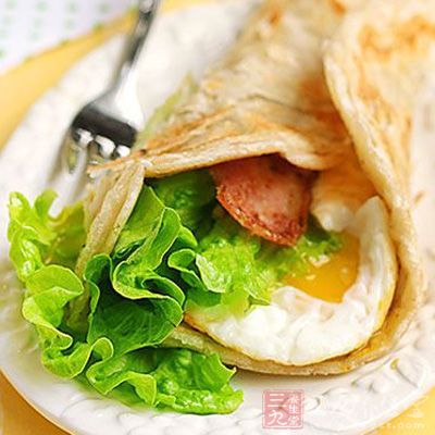 准備好所有原料：速凍手抓餅、雞蛋、火腿和生菜，看起來就很有營養