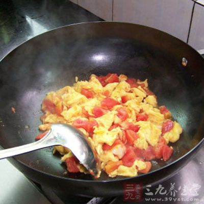 倒入雞蛋翻炒幾下出鍋即成
