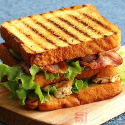在盤子上灑上些鹽、黑胡椒、番茄醬就可以開動了