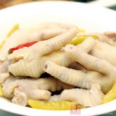 將洗淨的雞爪放入調好的泡椒水中,用保鮮膜封好放入冰箱 將洗淨的雞爪放入調好的泡椒水中,用保鮮膜封好放入冰箱