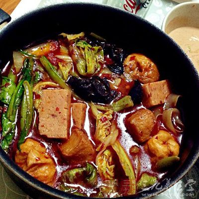 輔料:食鹽適量,火鍋底料1瓶,雞粉適量,胡椒粉適量,芝麻醬2勺,花椒油1勺,香油1勺 輔料:食鹽適量,火鍋底料1瓶,雞粉適量,胡椒粉適量,芝麻醬2勺,花椒油1勺,香油1勺