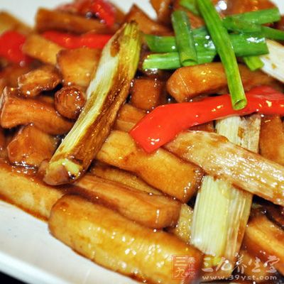 鍋內少許油,然後炒肉絲大概3分鐘左右,把裡面的油分炒出去 鍋內少許油,然後炒肉絲大概3分鐘左右,把裡面的油分炒出去