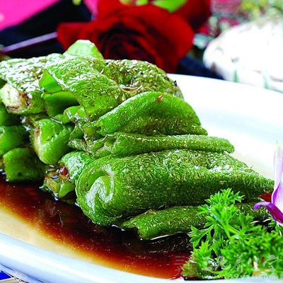 用鍋鏟輕輕按壓青椒