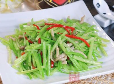 芹菜肉絲具有除煩、平肝、清熱的功效 芹菜肉絲具有除煩、平肝、清熱的功效