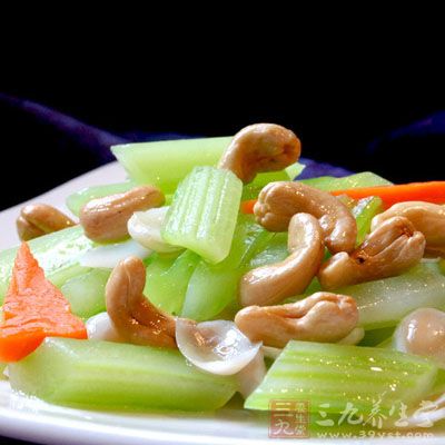 芹菜腰果炒蝦仁具有除煩、潤肺止咳、護肝的功效 芹菜腰果炒蝦仁具有除煩、潤肺止咳、護肝的功效