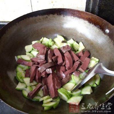 西葫蘆出水後放入豬血
