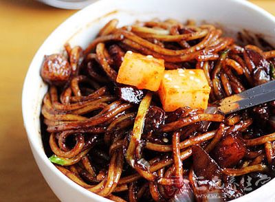 做好以後的醬料可以做很多份面條,可以保存1天 做好以後的醬料可以做很多份面條,可以保存1天