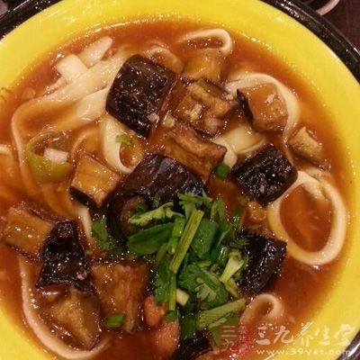 大蔥生姜切片。大蒜和5克生姜放入蒜臼中,搗碎。姜蒜泥中放入少許涼開水,成為姜蒜水 大蔥生姜切片。大蒜和5克生姜放入蒜臼中,搗碎。姜蒜泥中放入少許涼開水,成為姜蒜水