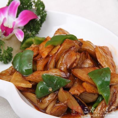 土豆去皮，洗淨切塊