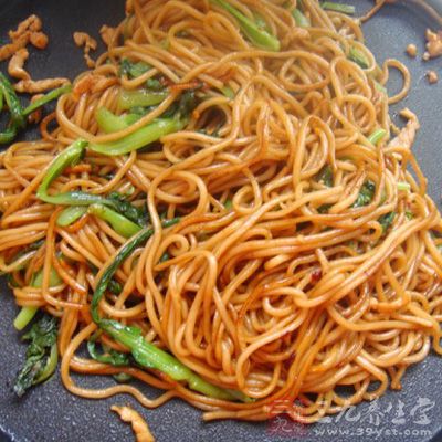 放些許醬油炒勻,根據自己口味也可適當加少許鹽 放些許醬油炒勻,根據自己口味也可適當加少許鹽