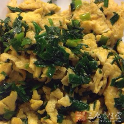 制作蜂蠟炒雞蛋時,需要先把雞蛋在碗中調勻,然後鍋內放入適量的豆油 制作蜂蠟炒雞蛋時,需要先把雞蛋在碗中調勻,然後鍋內放入適量的豆油