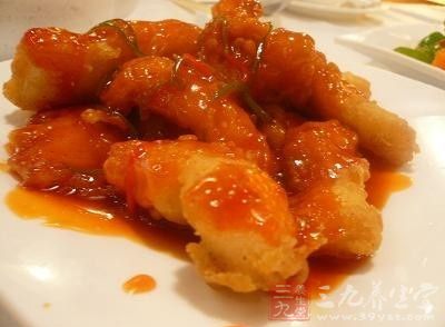 放入魚塊翻炒，使湯汁包裹魚塊，最後烹入白醋即可