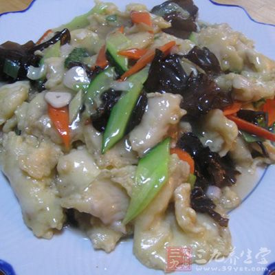 青魚片250g ，青椒兩個，生粉適量 蛋清適量，鹽適量，料酒