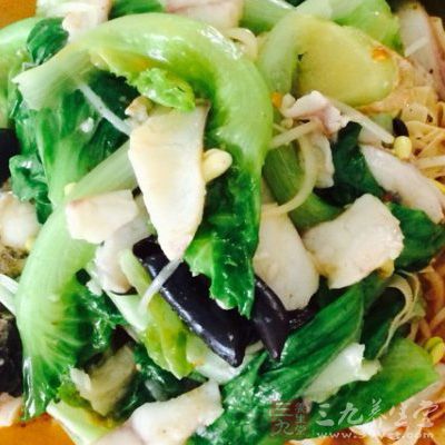 魚片先用鹽抓勻，再倒點料酒、糖，分次加入一個蛋清攪勻最後撒點紅薯澱粉或生粉