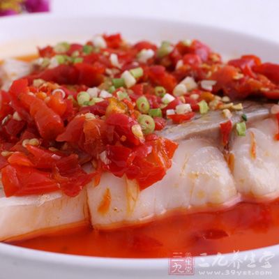 把剁椒和姜絲，蒜片，蔥花一起拌勻