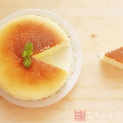 將過篩後的低筋面粉倒入奶酪糊中 將過篩後的低筋面粉倒入奶酪糊中