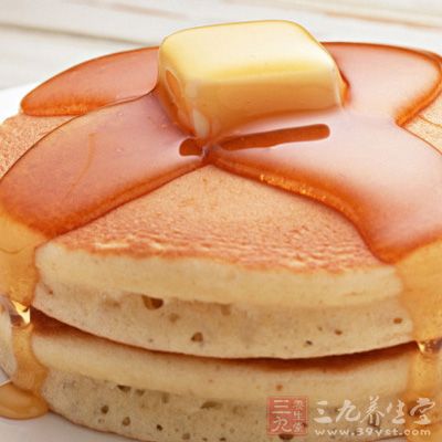 蜂蜜40克,雞蛋2個,白糖35克(根據自己口味),面粉約90克左右,黃油適量 蜂蜜40克,雞蛋2個,白糖35克(根據自己口味),面粉約90克左右,黃油適量