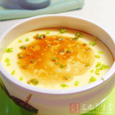 蝦皮碎菜蛋羹含有豐富的鈣和磷，是很好的食品，應該讓寶寶從小接受