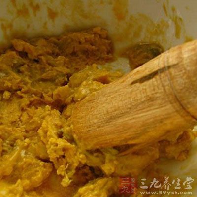 熟鹹蛋黃壓成泥狀