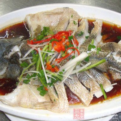豉汁蒸鲟龍，魚肉真的很鮮美哦，中間的魚骨都是透明的軟骨呢