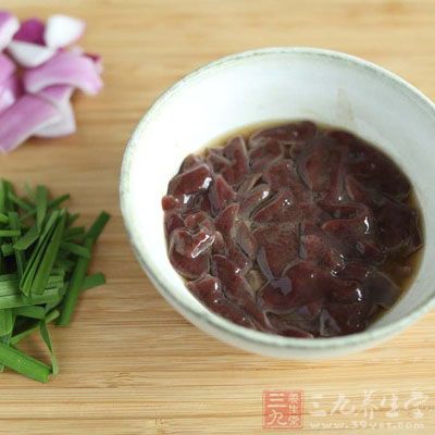 用鹽和白醋浸泡豬肝