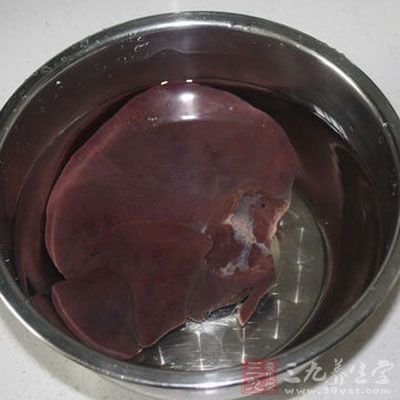 豬肝要用水泡泡洗淨