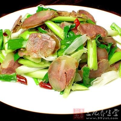 臘腸炒青蒜，臘腸的香味夾著蒜香，很是誘人