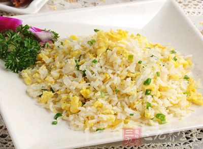 將雞蛋打散。注意：蛋和飯的比例，一般來說，一小碗飯一枚蛋;打的時候要順著一個方向打