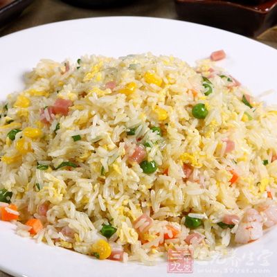 主料 米飯 雞蛋 蝦仁 胡蘿卜 豌豆 玉米粒 火腿腸