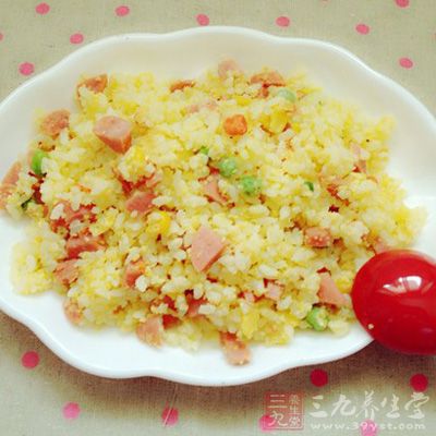 放入雞蛋，蝦仁，豌豆，胡蘿卜，玉米粒