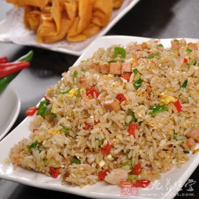 米飯表面要略干，這樣炒起來不會粘鍋，炒的時候因為油、蛋、配料裡水分及肉汁，米飯自然會吸收水分變軟
