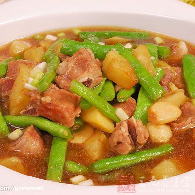  豇豆炖排骨，很簡單、很家常的做法，也是很喜歡的味道