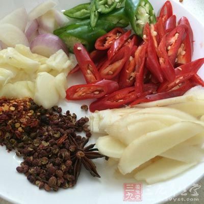 下蔥姜蒜辣椒碎等香料