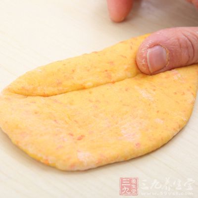 將面團口收攏後捏合