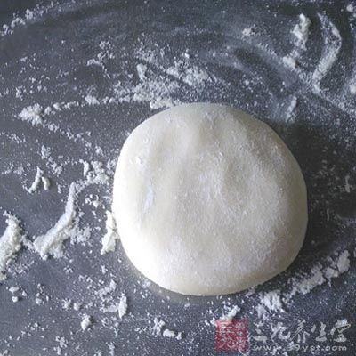 將饧好的面團放在面板上