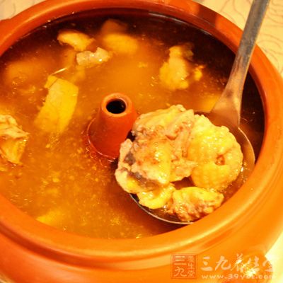 氣鍋雞：因用汽鍋蒸制而得名