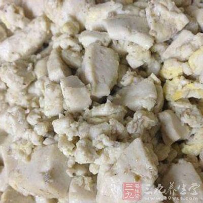 加入捏碎的豆腐末